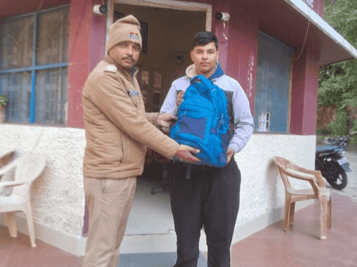 Pithoragarh Police handed over the lost bag to its owner