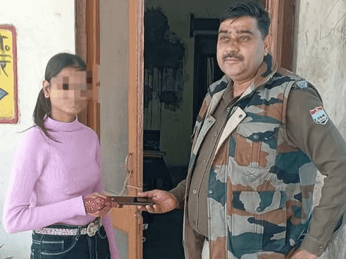 The policeman handed over the lost phone to its owner