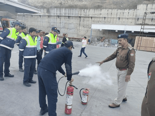 फायर स्टेशन नई टिहरी द्वारा अग्निशमन उपकरणों के बारे में दी गई जानकारी