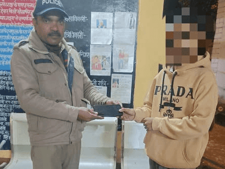 Policemen handed over the lost phone to its owner