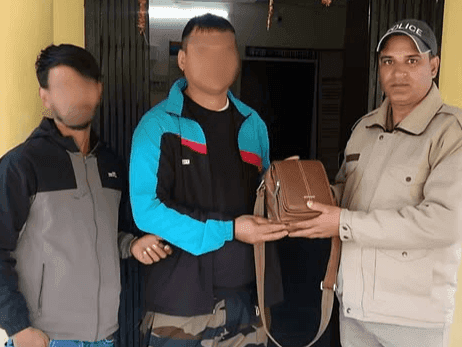 Chamoli Police handed over the lost camera to its owner