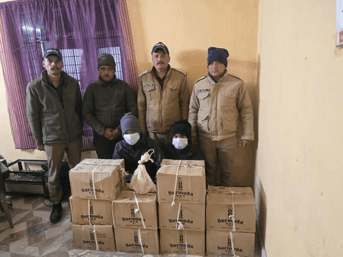 Pithoragarh Police arrested accused with 10 boxes of illegal liquor