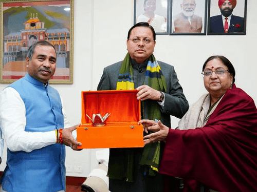 Mrs. Baby Rani Maurya invited CM Dhami to the Maha Kumbh fair