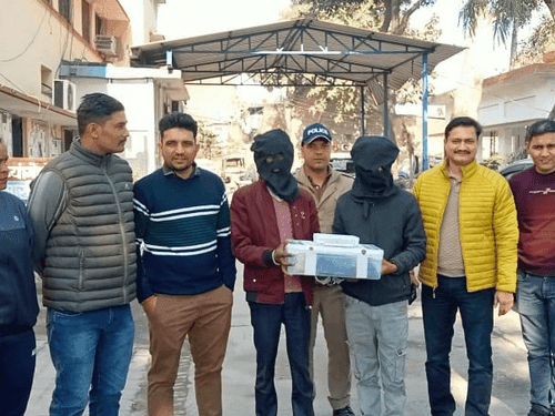 02 drug smugglers arrested with illegal opium