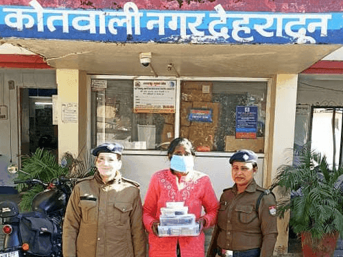 Female drug smuggler arrested with 26.17 grams of illegal smack