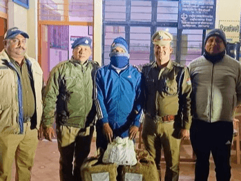 Almora Police arrested a smuggler with 4 boxes of illegal liquor