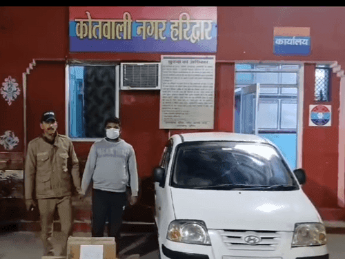 Haridwar Police arrested the accused with 05 boxes of illegal English liquor