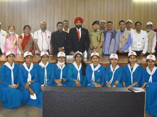 Governor Shri Gurmeet Singh met ex-servicemen in Chamoli and listened to their problems