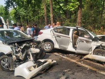 6 people injured in road accident