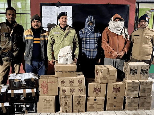 Two smugglers arrested with 22 boxes of illegal liquor