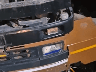 Truck overturned on the road, the injured were taken to the hospital