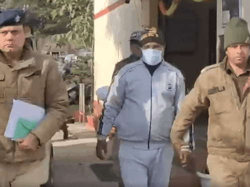 Nainital Police arrested the accused wearing fake uniform