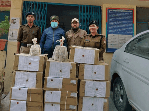 Tehri Garhwal Police arrested the accused with 15 boxes of English liquor