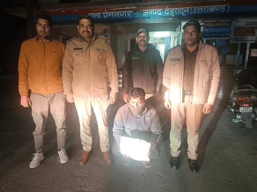 Smuggler arrested with 1.780 kg hashish and 10 boxes of illegal liquor