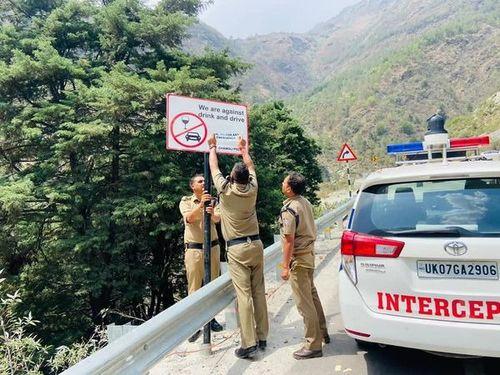 Traffic Police Chamoli installed Retro Reflector Sign Boards at many places on the Chardham Yatra route