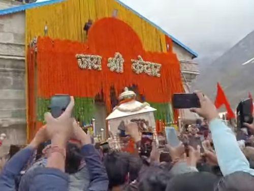 Baba Kedar's door opened for the devotees