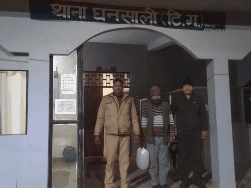 Tehri Police arrested a smuggler with 10 liters of illegal raw liquor