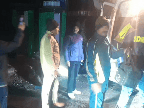 Car fell into a ditch, rescued by Pauri Police