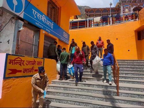 Before the arrival of Doli, Chamoli police cleaned the Shri Badrinath Dham premises along with the public