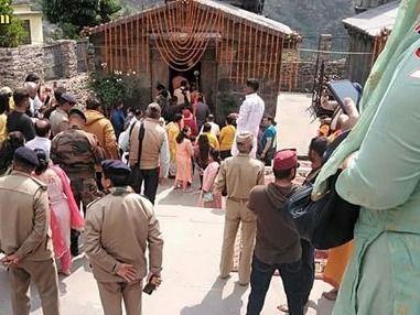 Uddhav Ji and cashier Kuber Ji reached Shri Badrinath Dham safely