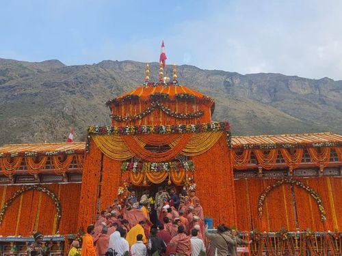 The doors of Shri Badrinath Dham have been opened for the devotees to visit at 6.15 am today.