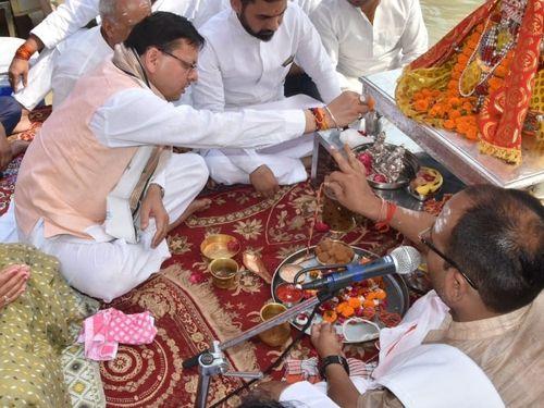 CM Dhami participated in Ganga Maiya Janmotsav at Harki Paidi