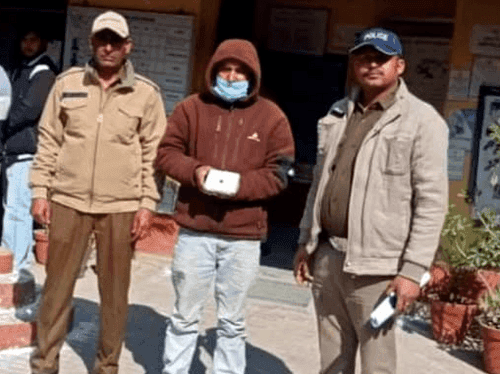 01 drug smuggler arrested with 8.66 grams of illegal smack