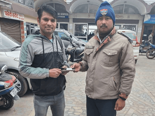 Image for Almora Traffic Police Personnel handed over the lost phone to its owner