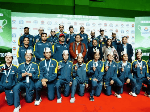 Image for CM Dhami honored the winning players by giving them medals
