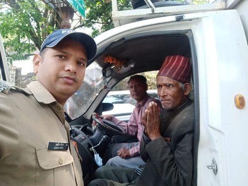 The eyes of old age were searching for a helper, Khaki became support.