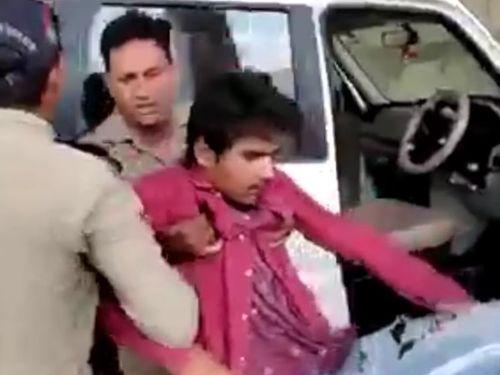 The driver had an epilepsy attack while driving, this is how traffic police saved his life