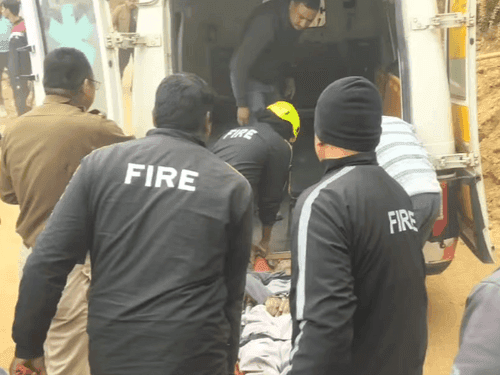 Image for Vehicle fell into a ditch, the injured were rushed to the hospital