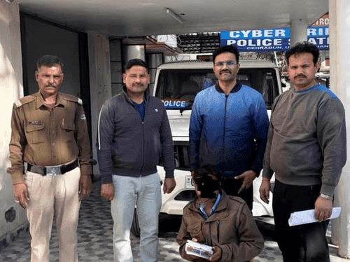 Doon Police arrested the accused who cheated lakhs of rupees