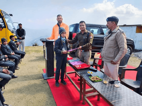 Image for Those who performed well in the painting competition were awarded