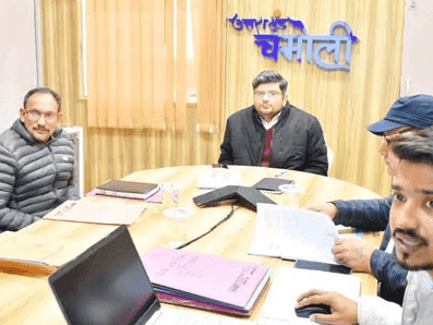 Image for DM Sandeep Tiwari reviewed the Kusum scheme and PM Suryaghar scheme