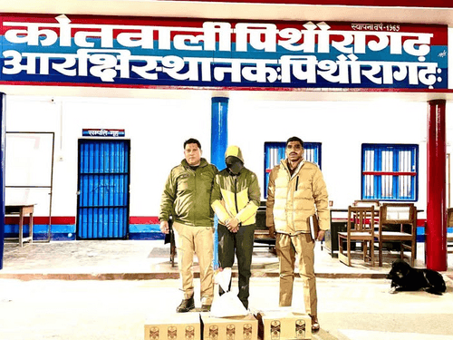 Image for Pithoragarh Police arrested the accused with three boxes of illegal English liquor