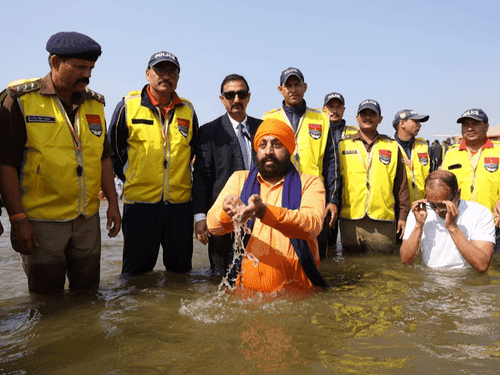 Image for Governor Gurmit Singh took a bath at the divine Triveni Sangam in Prayagraj