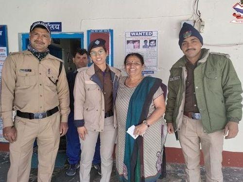 Kotwali Badrinath police introduced the female passenger to the separated companions