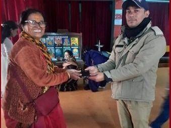 The policeman on duty recovered the lost phone of a female pilgrim who came to Badrinath Darshan