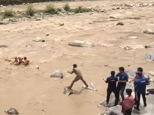 Life was saved by rescuing 04 people trapped in the river