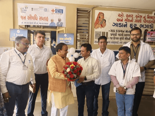 Cabinet Minister Dr Rawat visited the Community Health Center in Gandhinagar