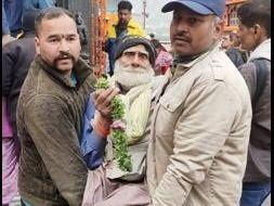 Shri Hari Darshan got the elderly and handicapped person picked up by the police personnel in his lap