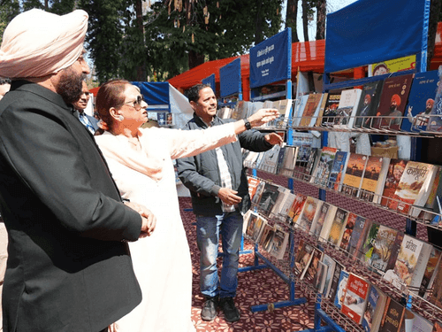 Governor Gurmit Singh visited the art gallery and stalls