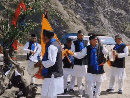 Holi players are wishing Holi through songs and music