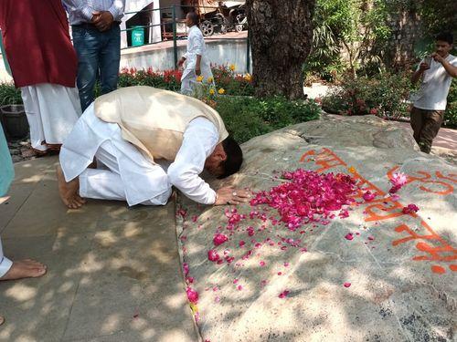 CM Dhami visited Baba Shri Neeb Karauli Maharaj in Kainchi Dham