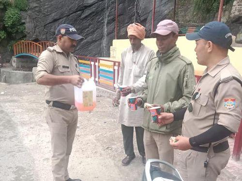 Refreshments were distributed to the policemen appointed in the traffic system on the road