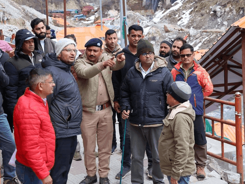 The district administration team inspected Badrinath Dham and the travel route