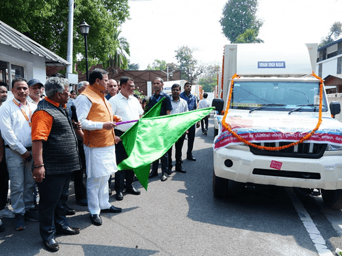 CM Dhami gave the gift of mobile science lab to the students