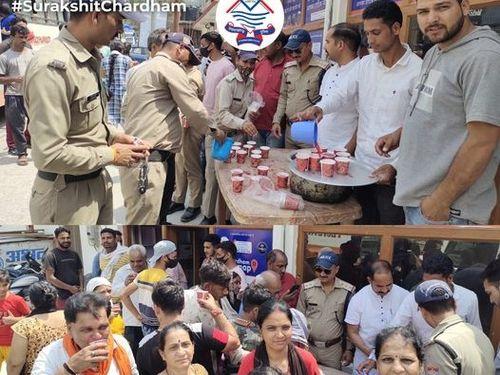 Buransh juice and drinking water distributed by Uttarakhand Police
