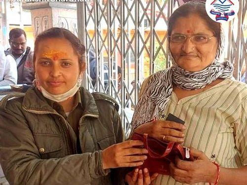 The lost purse of the devotee was handed over by the police to its owner
